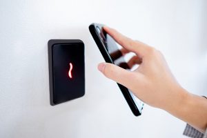 Lire la suite à propos de l’article Quels sont les avantages de l’utilisation d’un détecteur d’ouverture de porte connecté ?